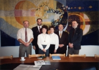 Marie Bednářová uprostřed na kladenské radnici, 1993