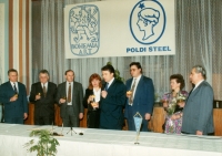 Marie Bednářová a Vladimír Stehlík (s mikrofonem) v době privatizace Poldi ocel