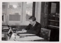 Miroslav Frank ve své kanceláři v obchodním domě, 20. července 1944