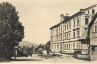 Německé děti chodily v Dolním Polubném do staré německé školy, české děti musely docházet až do Desné