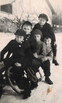 Bohumil Nádhera (třetí zleva, uprostřed druhé řady)  ve spolku Hoši od Orlice při sáňkování na konci roku 1938 