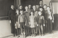 Bohumil Nádhera (první zleva v první řadě) na školní fotografii v Dolním Polubném 