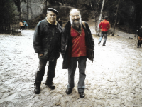 Jako horolezec na symbolickém hřbitově horolezců na Hrubé Skále v Českém ráji  v roce 2015 (pamětník stojí vlevo, vedle něj je farář Církve československé husitské, bývalý vynikající horolezec Aleš Jaluška)