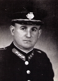 Otec Gustav v uniformě důstojníka dobrovolných hasičů