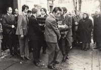Pohřeb faráře Františka Karla, Jaroslav Kvapil nesoucí rakev uprostřed, 1971