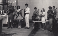 Rytmická mše v Letohradě-Orlici, Jaroslav Kvapil stojí zcela vpravo, 1968 