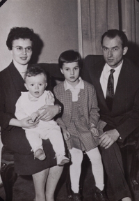 Pamětnice s manželem Leopoldem a dětmi Petrem a Janou, 1961
