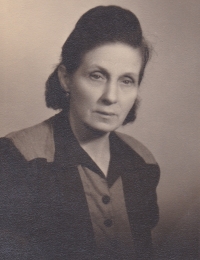 Marie Dvořáková, manželka Adolfa Dvořáka, která se pro Julii stala v pořadí již třetí dočasnou matkou