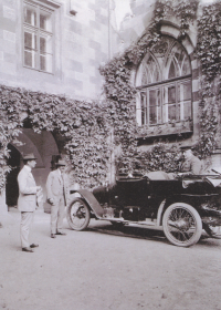 Vlevo Jan Schebek a jeho osobní automobil, r. 1925