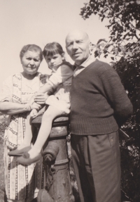 Rok 1964 a první návštěva pěstounky Gertrudy Kutzové po čtrnácti letech. Na fotografii Gertruda, Juliina dcera Jana a pan Rybka