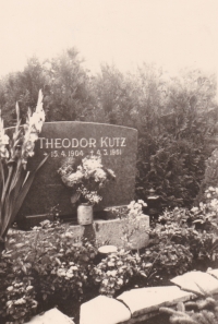 Hrob Theodora Kutze, který se nedožil návštěvy své ztracené dcery jménem Lia