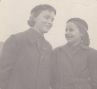 Vpravo Adolfína Franková, s kterou Julie Klačková podnikla útěk z dětského domova