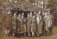 Schebkova rodina v parku, druhý a čtvrtý zprava stojí Jan Schebek a Alfréd Schebek, r. 1931