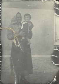 S babičkou Annou Brandejsovou, 1933