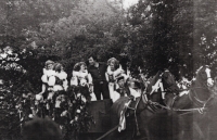 Z natáčení hudebního pořadu s K. Gottem, pamětník vede koně