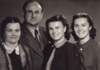 Rodina pamětnice, zleva matka Anna, otec Gustav, Zora a sestra Jarmila, 40. léta