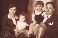 Rodina pamětnice, zleva matka Anna, sestra Jarmila, Zora a otec Gustav (1930)