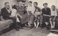 Rodina Wiesnerových na návštěvě Vladimírových rodičů 
