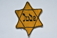 Davidova hvězda, kterou nosila Gertruda Grünwaldová, maminka pamětnice, během protektorátu