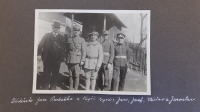 Dědeček Iva Podušky a jeho čtyři synové, z nichž každý byl jiný legionář: Jan, Josef, Václav a Jaroslav; zcela vpravo na fotografii je tatínek Iva Podušky