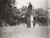 Ladislav Harant at the y T. G. Masaryk statue