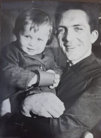 Ivo Poduška jako malý chlapec se svým tatínkem