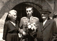 Promoce Jana Pokorného (MUDr.) v r. 1963, s matkou Zdeňkou Pokornou a jejím otcem Janem Klosem
