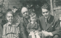 Tatínek s rodiči a Vašíčkem po návratu z káznice ve Waldheimu, 1942
