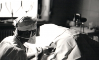 Jan Pokorný při práci v Ústřední vojenské nemocnici, 70. léta, lokální anestezie epidurálem aplikovaná do bederní oblasti