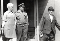 Josef Kuda se svou ženou před slavením 1. máje v Boskovicích