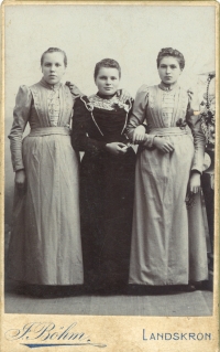 Babička Marie Novákové (uprostřed) s kamarádkami, Lanškroun, 1908