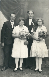 Parents of the witness (on the left) as betrothed, couple on the right unknown, Lanškroun, 1 October 1927