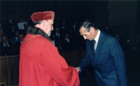 Promoce Jana Pokorného na doktora věd, s rektorem Radimem Paloušem, 1992