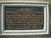 Pamětní deska věnovaná prvnímu padlému v prusko-rakouské válce v roce 1866 Emerichu Bertovi z maďarského města Ladany na zdi farního kostela sv. Kateřiny Alexandrijské