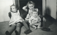 Sestry: zleva Marta, Marie vzadu, batole Líba, Letohrad, 1941