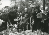 Pohřeb maminky, Marie v černém stojící hází snítku, Liberec, 16. května 1974