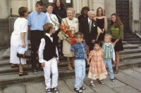 Zlatá svatba, s mužem a vnoučaty, Liberec, 2003