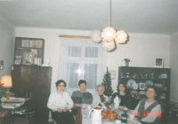 S maminkou o Vánocích 1987, zleva: Světla, Ema, neteř Daša, Ludmila