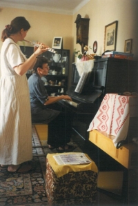 Domácí koncert: Ema piano, Daša flétna, 1989