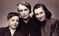 Jan Pokorný s matkou Zdeňkou Pokornou (roz. Klosovou, 1903-1965) a starší sestrou Zdeňkou (nar. 1931)