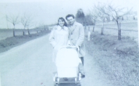 Pavel Peška s manželkou Marií na procházce v okolí Družce na Kladensku po narození syna Petra