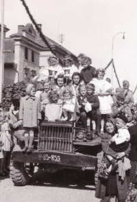 Marie stojící v kroji vpravo vedle sovětských vojáků, Opočno, květen 1945