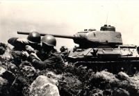 Cvičení v rámci základní vojenské služby (Jan Pokorný je voják vpravo), 2. ročník VŠ, 1958