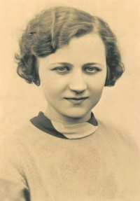 Maminka Emílie jako začínající učitelka, 1930