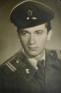 Manžel Antonín Srnec ve vojenské uniformě, 1957
