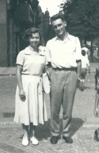 S budoucím manželem během studií na lékařské fakultě UK, kde s seznámili 
