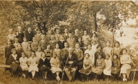 Děti ze školy ve Velkém Vrbně v roce 1936. Pamětnice horní řada, první vpravo