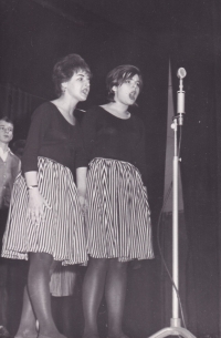 Jana Jonáková (vpravo) v divadle ve Vítkovicích, cca 1964