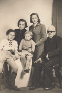 A photo of the Štainochr family from the mid-1950s for the father in prison
