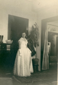 Před maturitním plesem ještě ve vile na Barrandově